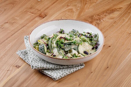 Зеленый салат с руколой, цукини, шпинатом и кунжутной заправкой