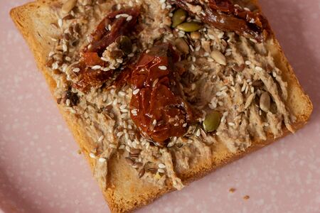 Большой тост с куриным паштетом и вялеными томатами 