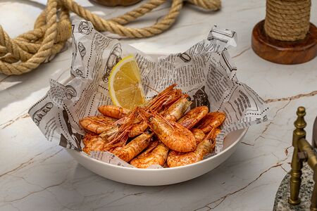 Креветка, жаренная в пряном масле с чесноком 