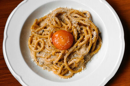 Спагеттони качо-э-пепе с маринованным желтком