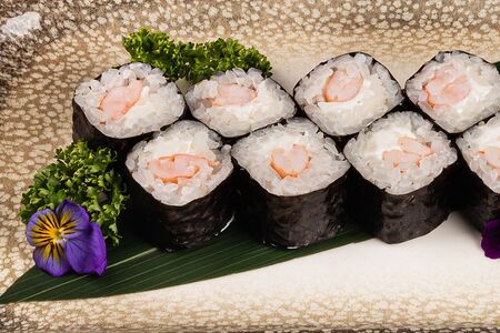 Ролл с креветками эби маки