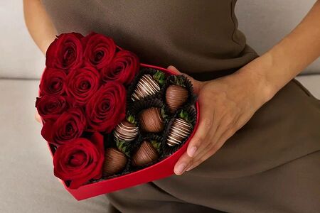 Бокс с клубникой в шоколаде Лиас