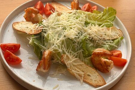 Цезарь с тигровыми креветками