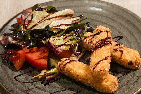 Салат с жареным сулугуни и томатами в бакинском стиле