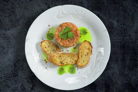 Тартар из семги с авокадо