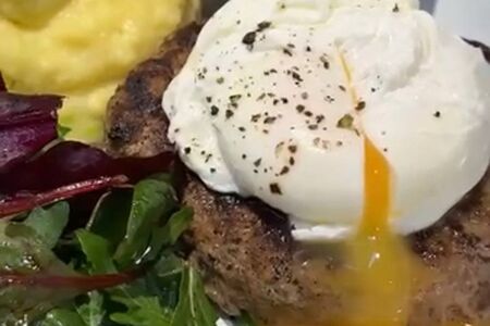 Говяжий Бифштекс с яйцом пашот и сливочным пюре