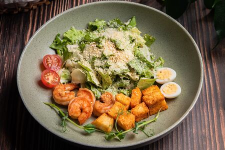 Салат Цезарь с креветками