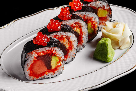 Футомаки с лососем, тунцом и красной икрой