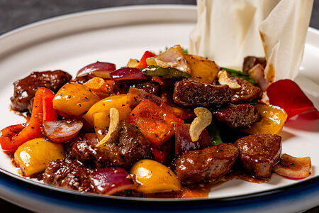 Обжаренные кубики говядины в перечном соусе