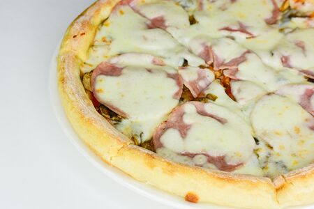 Пицца с ветчиной и шампиньонами