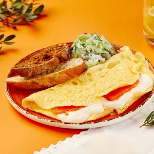 Омлет с лососем и сливочным сыром