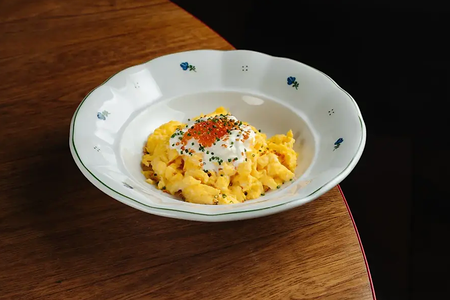 Скрембл со страчателлой и красной икрой