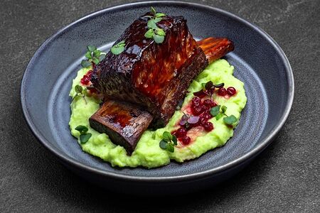 Запеченное говяжье ребро 