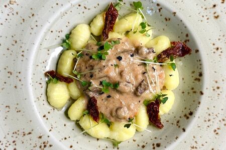 Ньокки Арабьятта с овощным рагу, телятиной и вяленными томатами