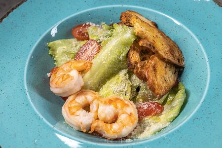 Цезарь с тигровыми креветками