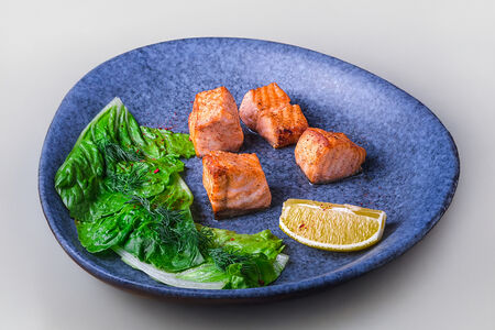 Шашлык из лосося с хрустящим романо и тартаром