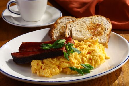 Скрембл с томленой грудинкой