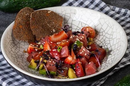 Севиче из тунца с клубникой