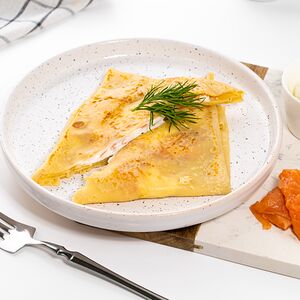 Блинчик с семгой и сыром
