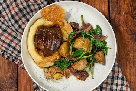 Томленая говядина с картофелем беби и говяжьим беконом