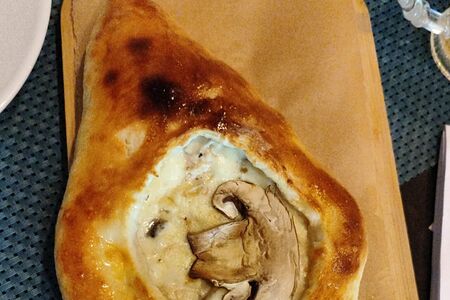 Хачапури с жюльеном из курицы и грибов