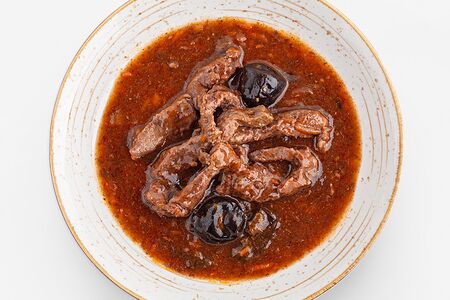 Говядина тушеная с черносливом