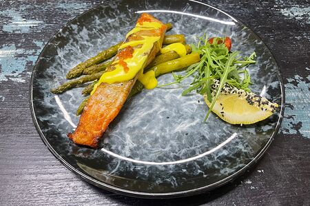 Филе лосося со спаржей под соусом Бер блан