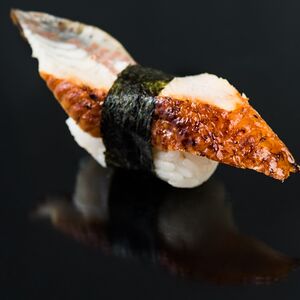 Суши с угрем