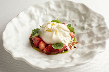 Буррата с томатами и клубникой