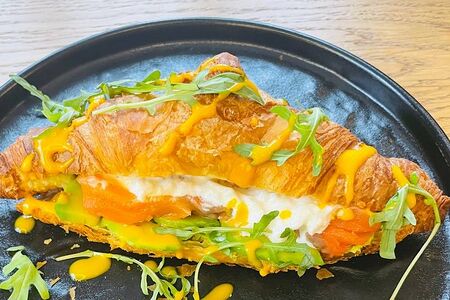 Круассан со слабосоленой форелью