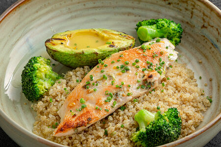 Филе цыпленка с киноа, брокколи и авокадо на гриле