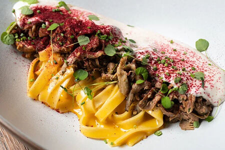 Паста с уткой и грибами в соусе чеддер