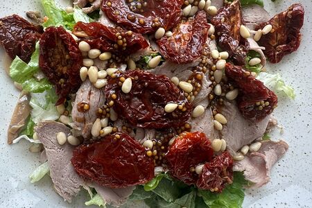 Салат с мясом, вялеными помидорами и кедровым орехом