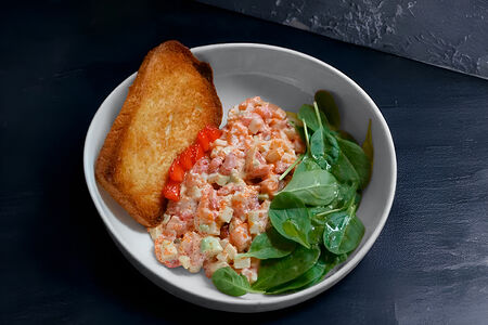 Тартар с копчёным лососем, авокадо и клубникой