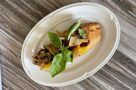 Брускетта с грибным ассорти