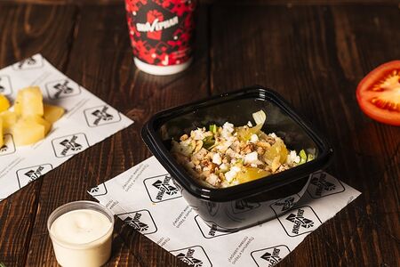 Салат с курицей и ананасом