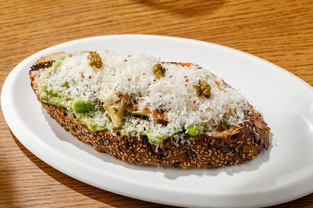 Тост с гуакамоле и артишоками