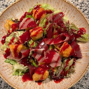 Салат с пармой и камамбером