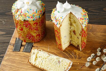 Кулич творожный с цукатами и изюмом