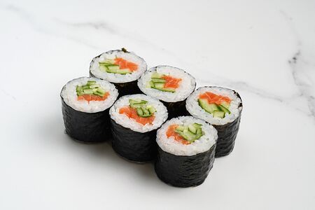 Малый ролл с лососем и огурцом №60