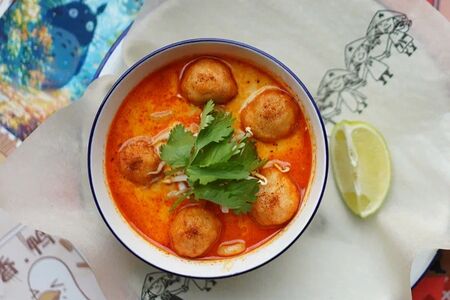 Суп Лакса Ли Куан Ю с удоном и креветочными пончиками