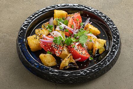 Салат из хрустящих баклажанов с томатами