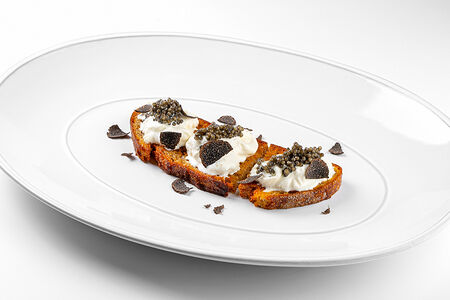 Тост со страчателлой и черной икрой