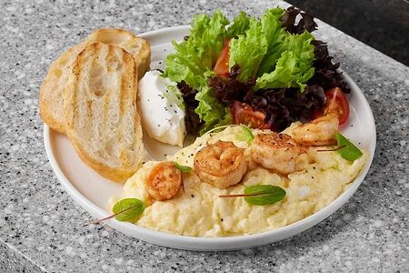 Скрэмбл с креветками 