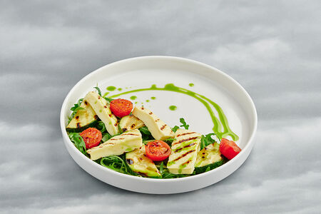 Халлуми на гриле с овощами, рукколой и авторским песто