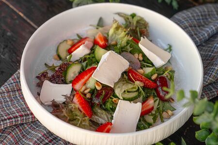 Салат с клубникой и сыром бри 