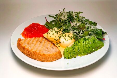 Лосось, авокадо, яйца всмятку