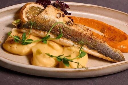 Сибас гриль на подушке из мятого картофеля