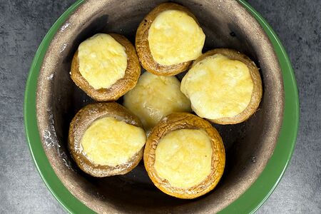 Запеченные шампиньоны с сулугуни