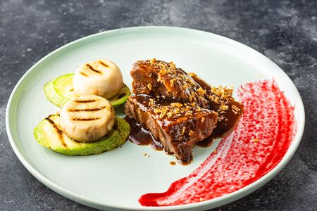 Томленая говяжья рулька